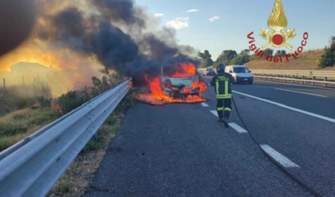 Lavoratori edili della Puglia miracolosamente salvi nell'incendio del pulmino su cui viaggiavano in Molise per recarsi in Abruzzo
