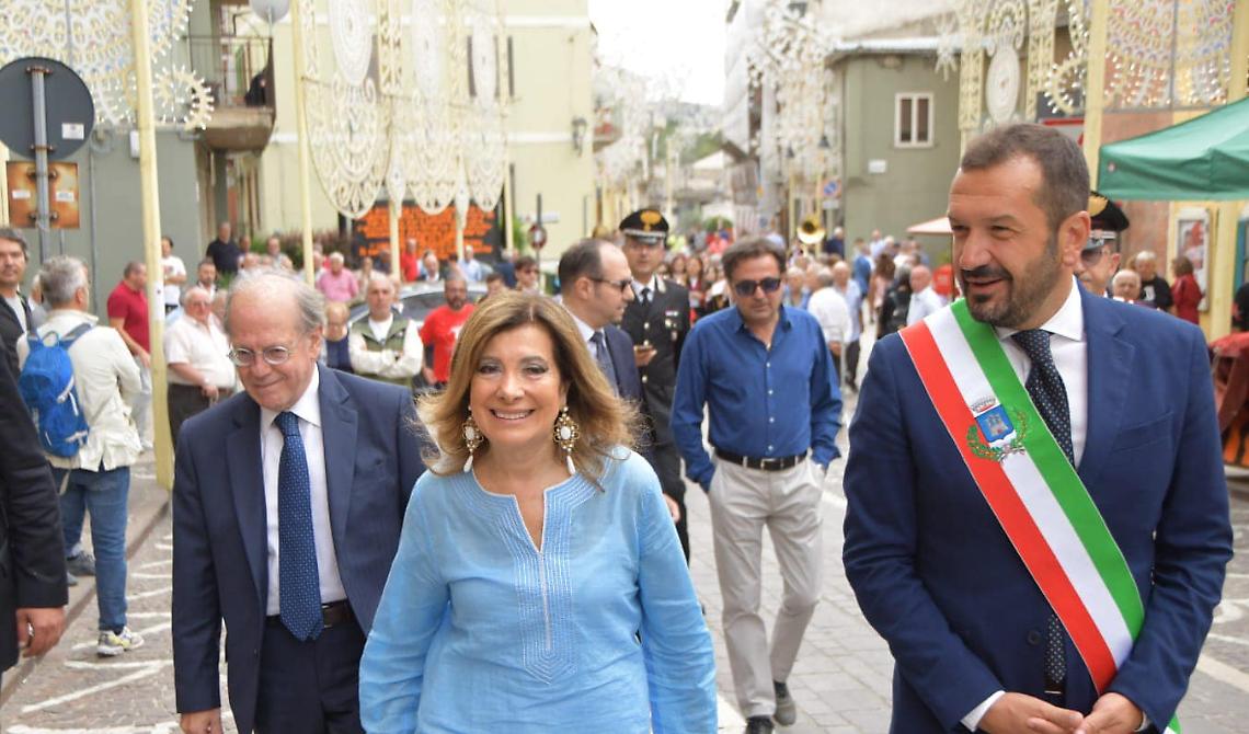 È una "bieca strumentalizzazione" politica? Casellati a Tolve per la processione di San Rocco e monta la polemica