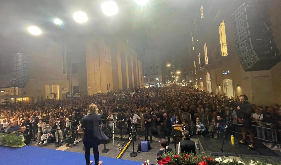 Giorgia conquista Bari senza «sputare sangue». Emiliano sputa veleno, la Meloni non accetta le sue scuse e accusa: «La Regione non è cosa vostra»