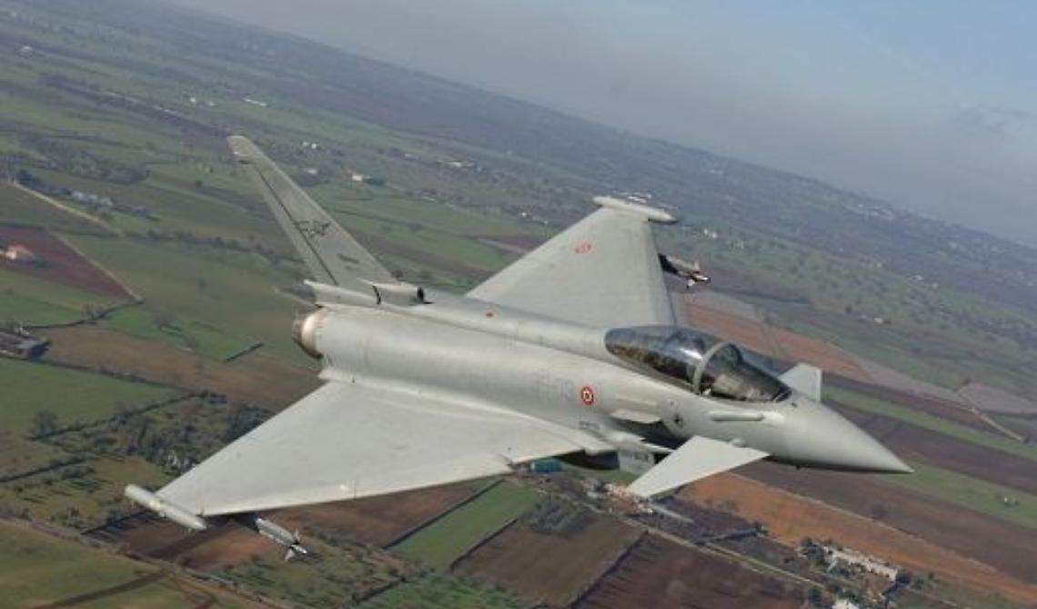 Caccia da combattimento dell'Aeronautica in volo dalla Puglia per un aereo non identificato: era un 737 che aveva perso i contatti radio