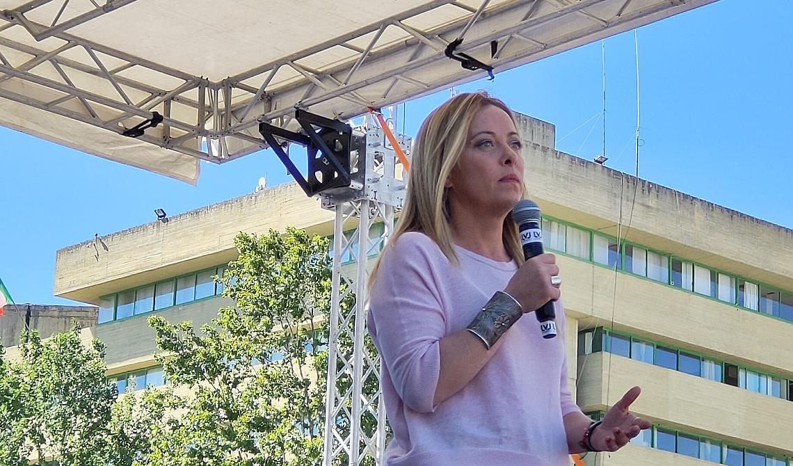 Ultima domenica di campagna elettorale, Meloni a Matera: "Basta scafisti amici della sinistra" 