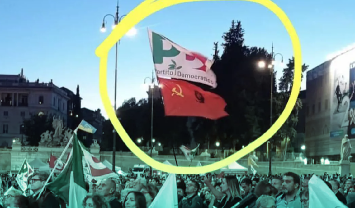 Nella piazza Dem a sostegno di Enrico Letta spuntano falce e martello