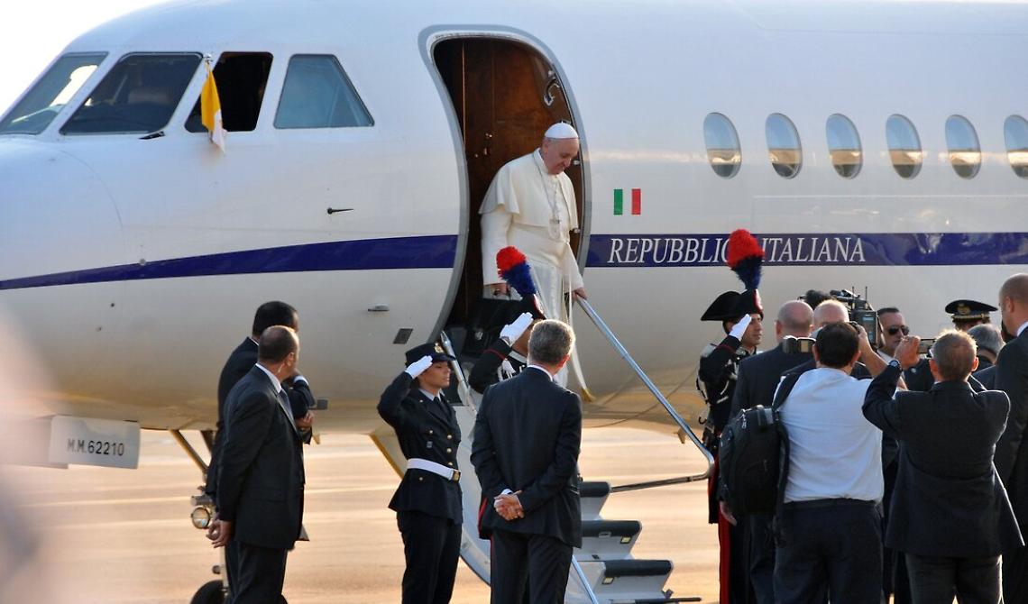 Per il maltempo, Papa Francesco a Matera sulle ali di un Falcon 900 dell'Aeronautica atterrato a Gioia del Colle