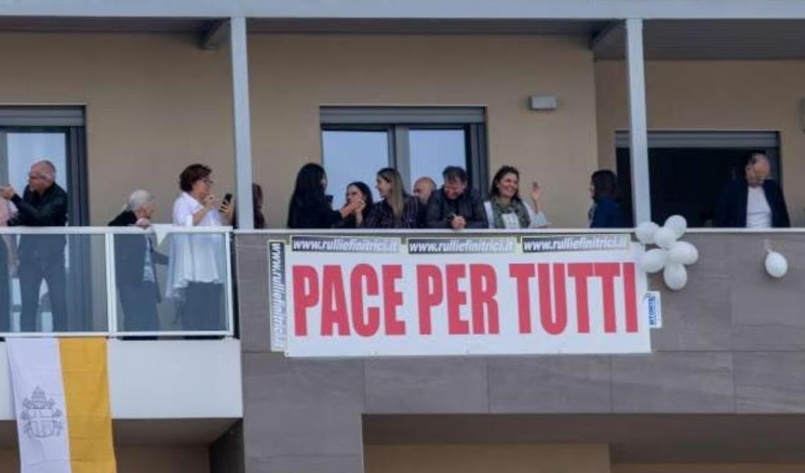 Papa Francesco a Matera, da un balcone campeggia lo striscione "Pace per tutti"
