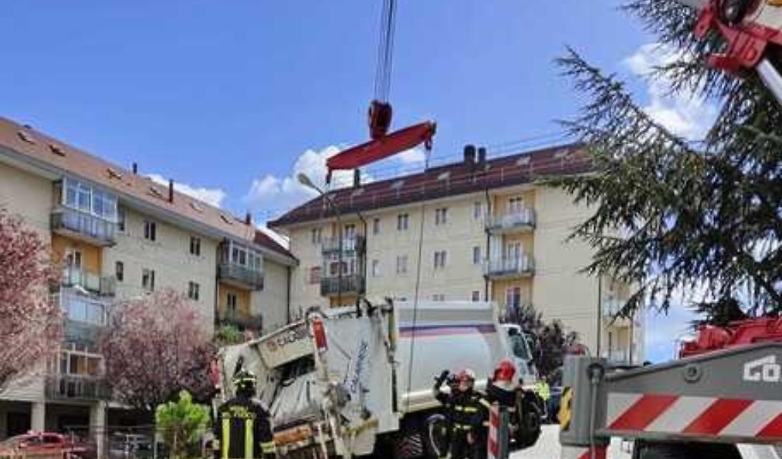Potenza: si apre una voragine e un camion dell'Acta ci finisce dentro, autista illeso
