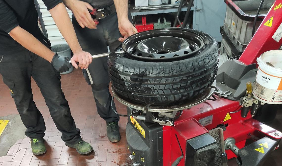 Potenza: "C'è una buca killer sul Musmeci", lo sfogo di un automobilista: "Purtroppo per noi il Giro d'Italia non passa ogni mese"