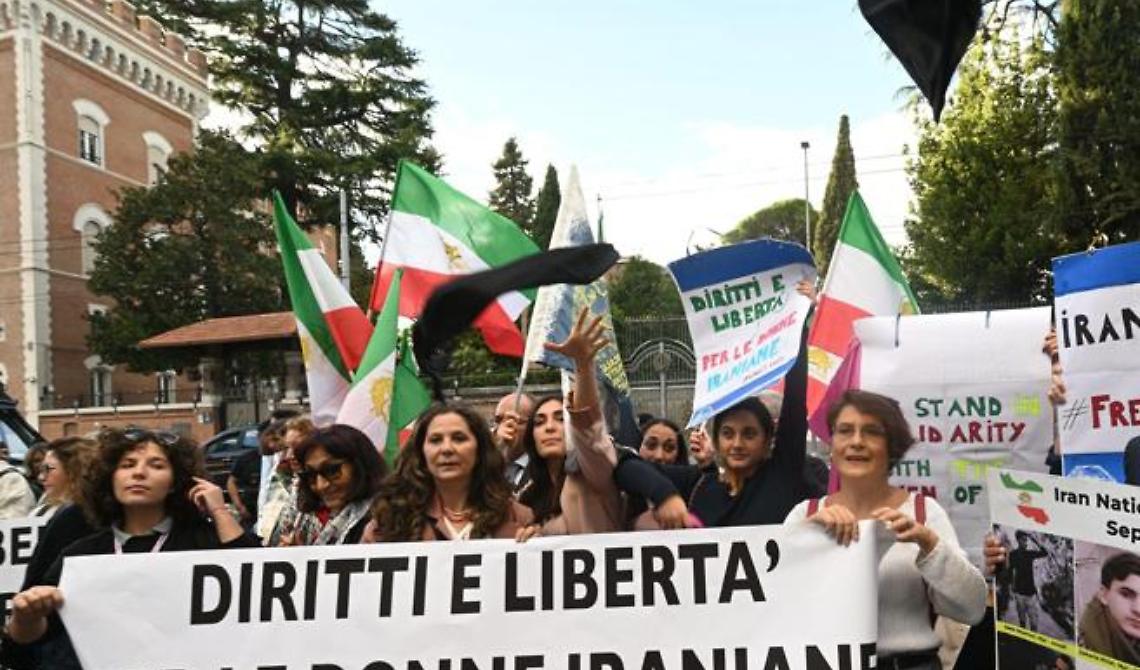 Equità Territoriale in piazza a Foggia per le donne iraniane