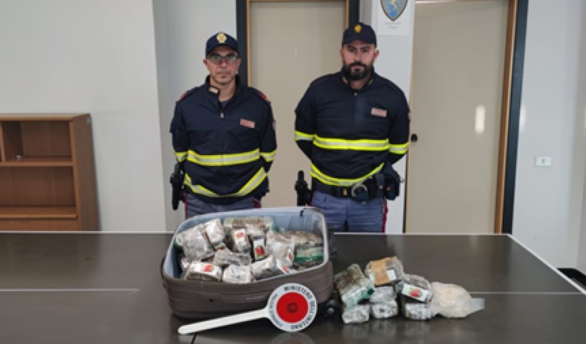 A spasso con 25 chi di droga, la Polizia di Foggia arresta un uomo di 71 anni