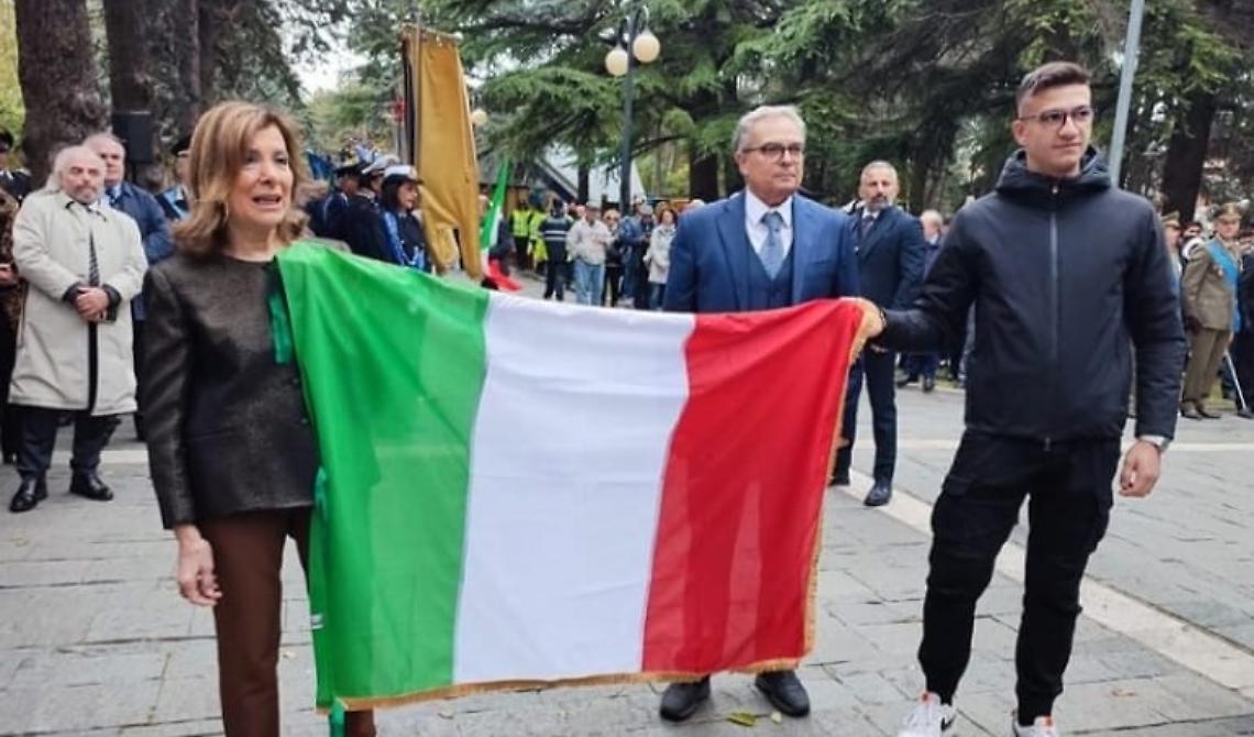 Celebrazioni del 4 novembre, il ministro Casellati a Potenza ha donato il tricolore all'Istituto "Einstein-De Lorenzo" del Capoluogo 