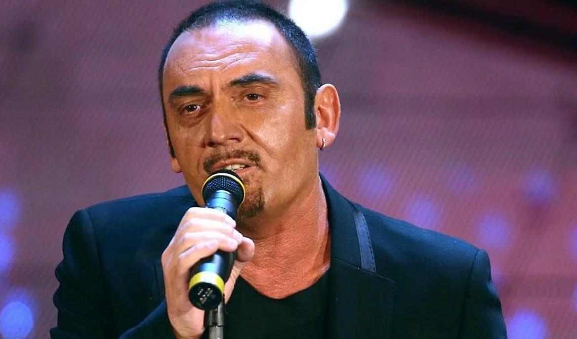 Mango: oggi il cantautore lucano avrebbe compiuto 68 anni: voce d'Oro e artista da 5 milioni di dischi