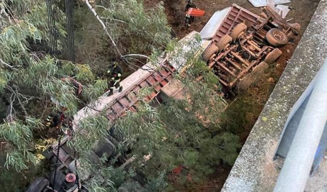 Miglionico, sulla Sp 26 un incidente mortale: tir precipita da un viadotto di 10 metri