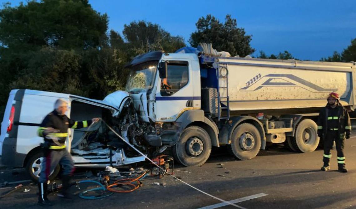 Tre operai morti, del Foggiano, nello scontro tra un furgoncino e un tir: rientravano dal Molise