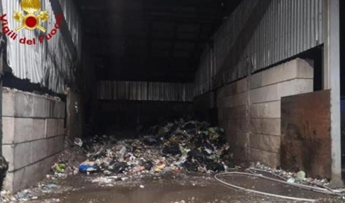 Zona industriale di Ferrandina, un incendio nella notte nel capannone dell'azienda La Carpia