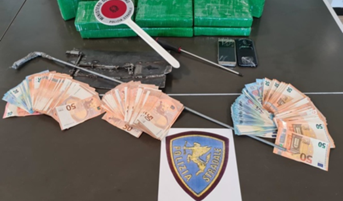 Polizia e GdF "rimorchiano" al casello autostradale di Foggia un carro attrezzi che trasportava 10 chili di cocaina da 4milioni di euro