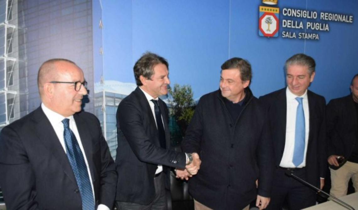 Calenda a Bari: "Emiliano non può credere di essere il sultano della Puglia che è un posto libero. Stimiamo Decaro"