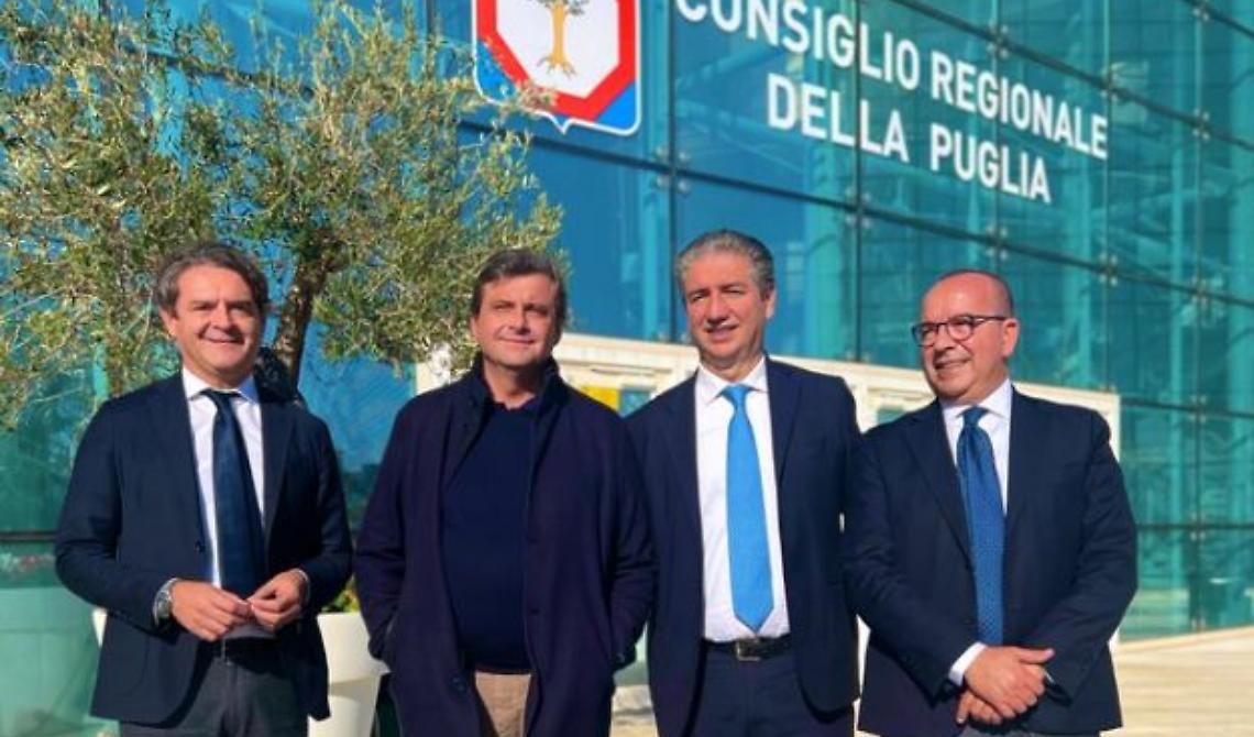 Calenda a Bari: "Se Emiliano vuole fare il ras, come l'ho cacciato dal ministero, lo buttiamo fuori dalla Puglia"