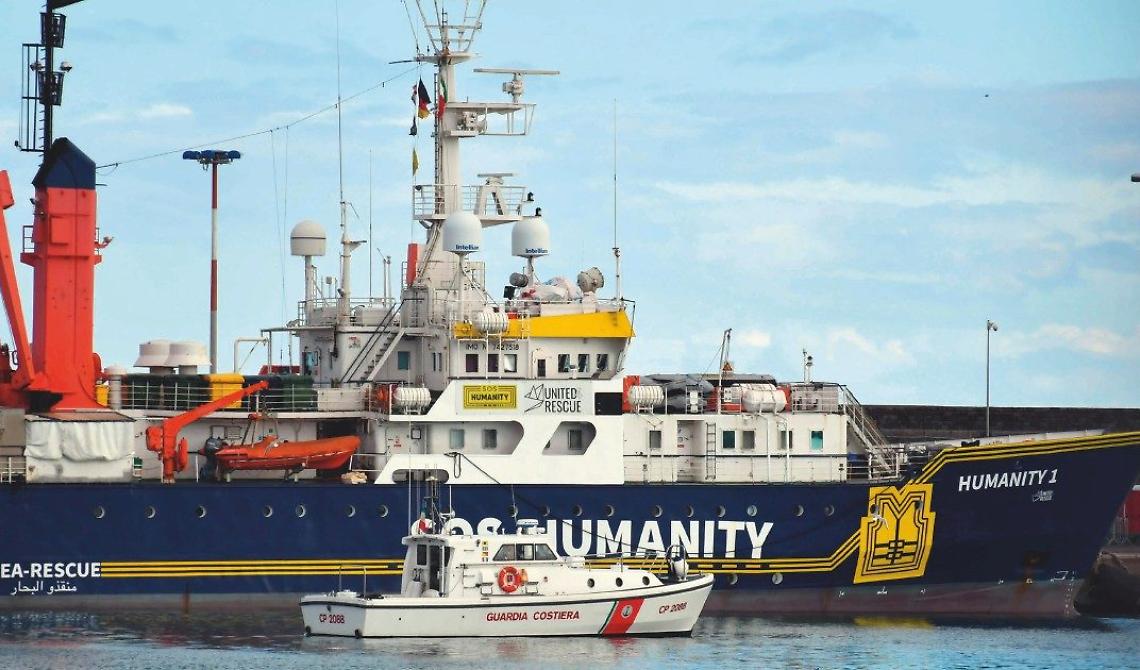 Migranti, la Humanity 1 sbarca a Bari con 261 persone, tra cui 93  minorenni, 3 neonati, 3 donne incinte