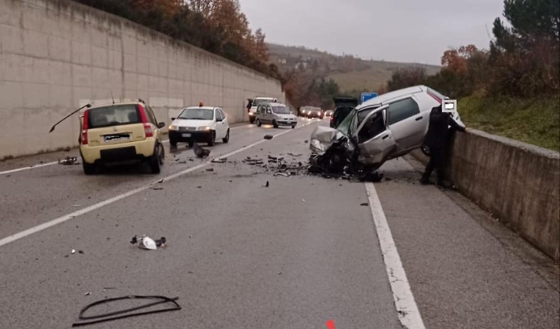 Spaventoso incidente stradale sulla Tito - Brienza: un morto e un ferito 