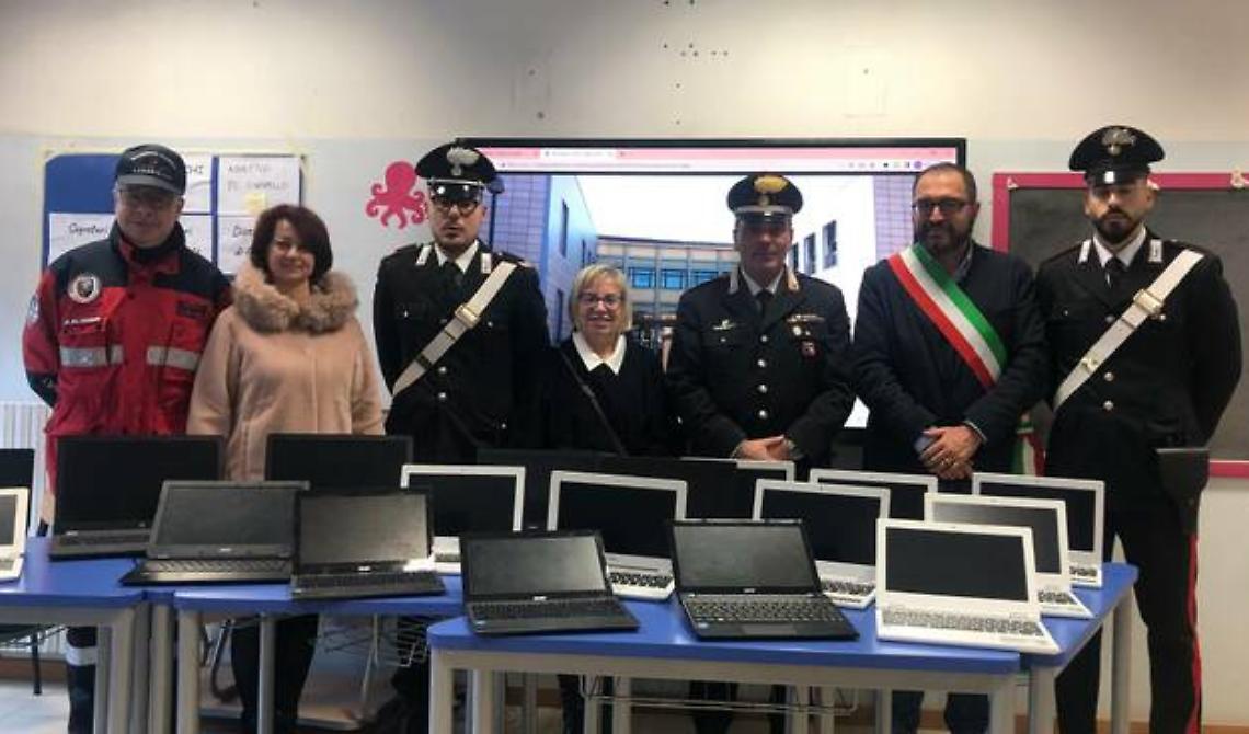 Restituiti a una scuola emiliana 21 computer rubati da due ladri di Cerignola, scoperti dai carabinieri di Matera 