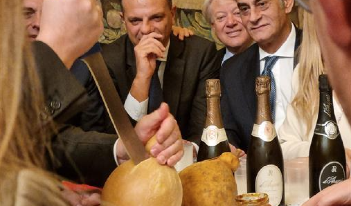Manovra, al Senato la festa del caciocavallo di Fratelli d'Italia portato da Anna Maria Fallucchi di Foggia