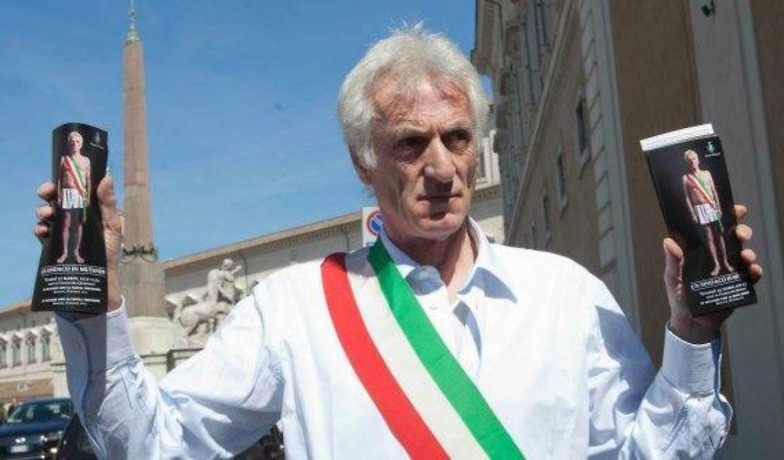 Il sindaco che ha eretto un monumento alle vittime del pettegolezzo e dell'invidia ora si autodenuncia per alto tradimento alla Costituzione