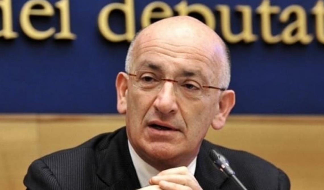 Sul caro benzina il vice ministro Sisto rassicura: "Vigiliamo e se necessario interverremo"