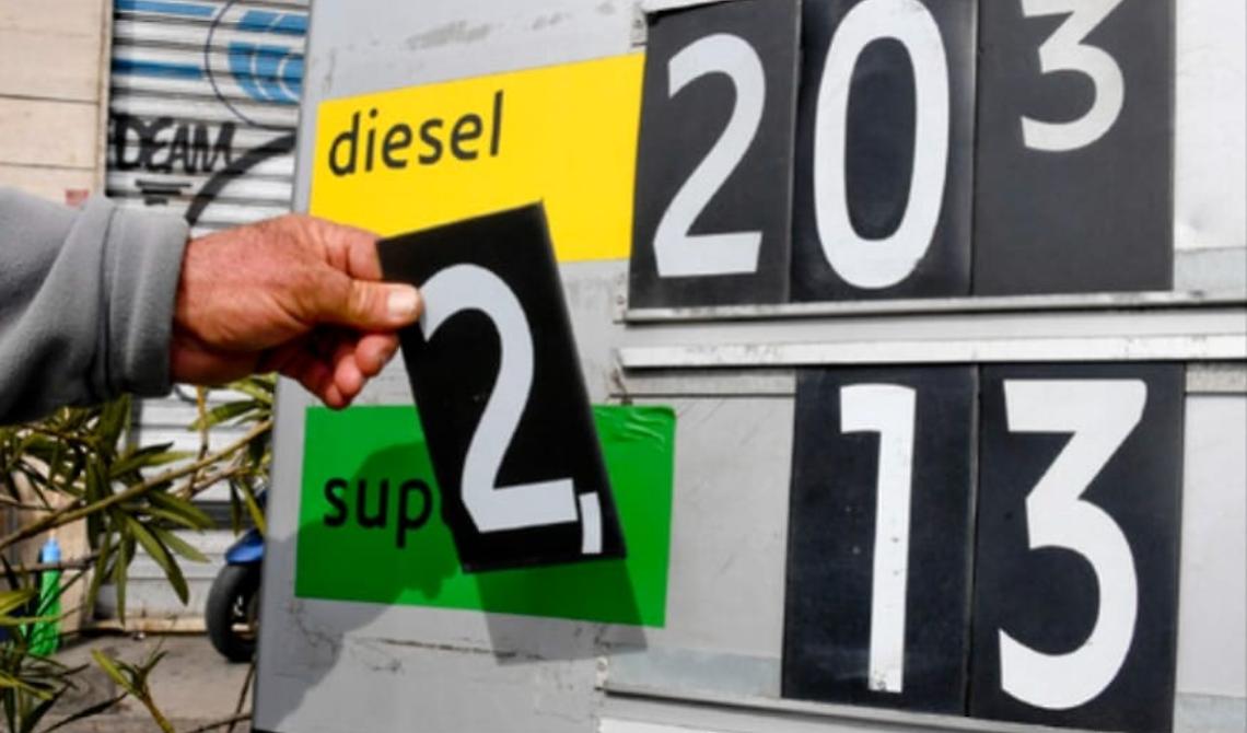 Il carburante aumenta e pagarne le spese e l'agroalimentare: aumenti record sugli scaffali 