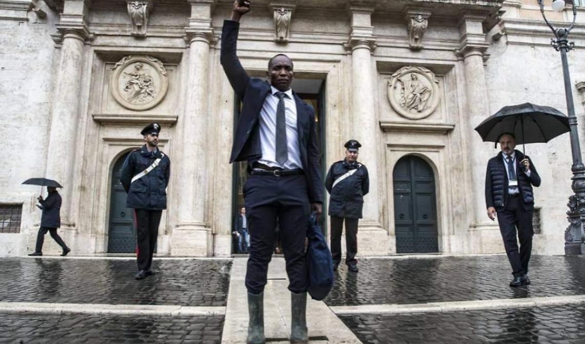 Soumahoro lascia l'Alleanza Verdi Sinistra: il deputato con gli stivali passa al gruppo Misto