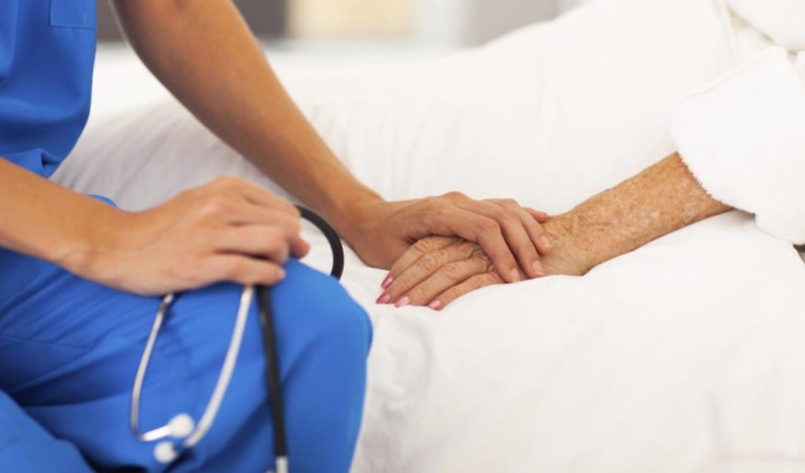 In Puglia un anziano su due è ricoverato in ospedale più del dovuto perché non ha assistenza in casa: la Regione spende 83milioni extra 