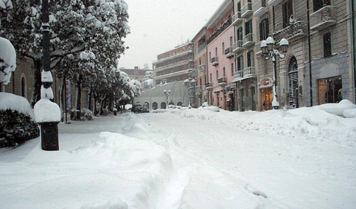Il Molise è una coperta bianca, a Campobasso 30 centimetri di neve: automobilisti bloccati per ore