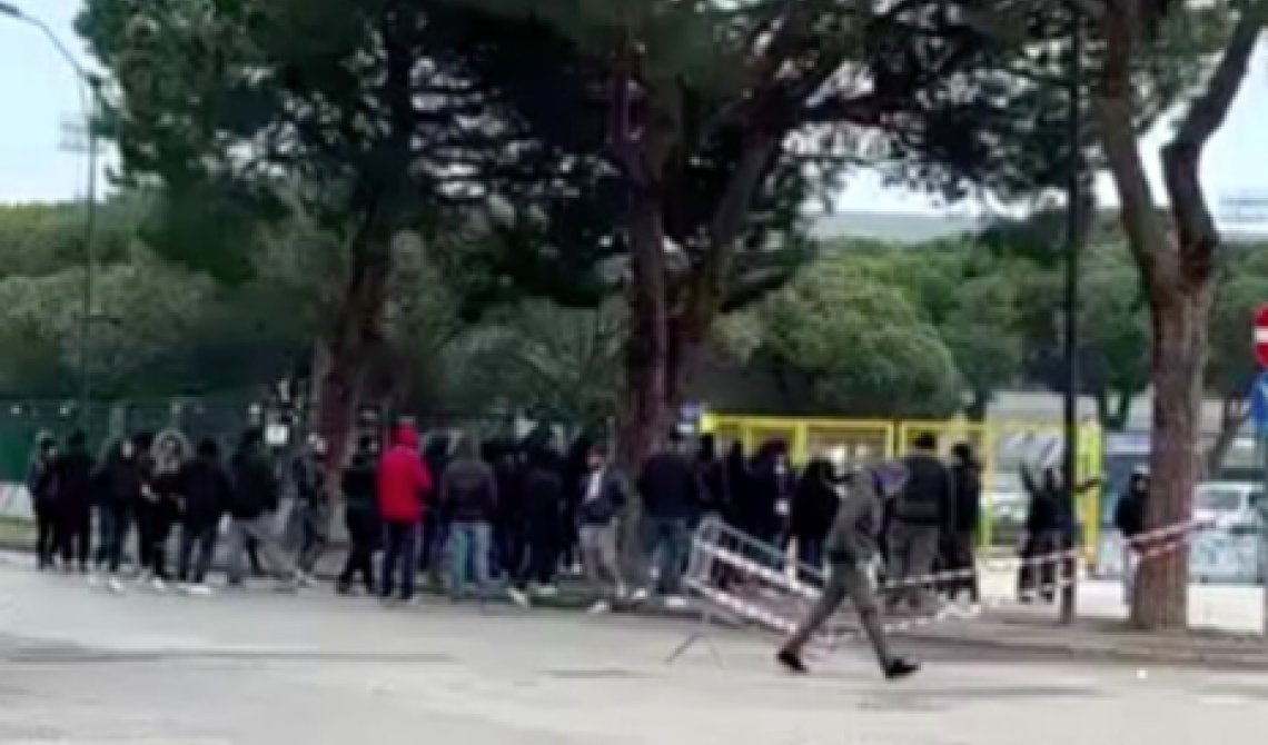 I 4 schiaffi del Foggia al Pescara fanno male ai tifosi abruzzesi: in 200 assediano i cancelli contro i giocatori e la società