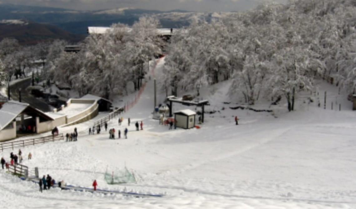 Montagna Grande di Viggiano: la neve c'è, l'entusiasmo pure. Da domani riapre il comprensorio sciistico 
