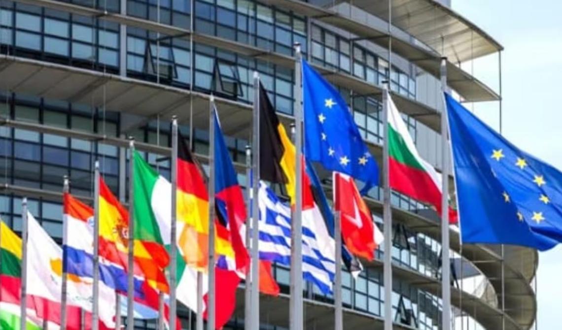 Ce lo chiede l'Europa: è ufficiale lo stop ai motori benzina e diesel dal 2035. Ira di Salvini