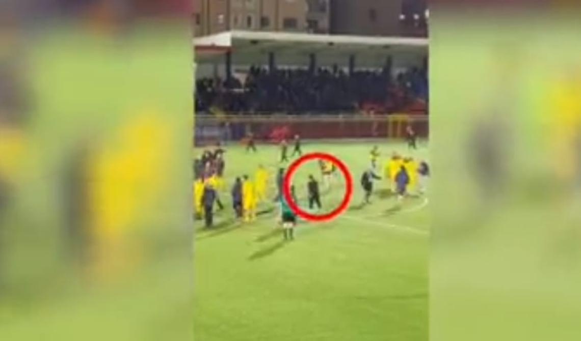 Potenza - Taranto: Capuano perde la calma, mostra il video all'arbitro e poi lancia il telefono