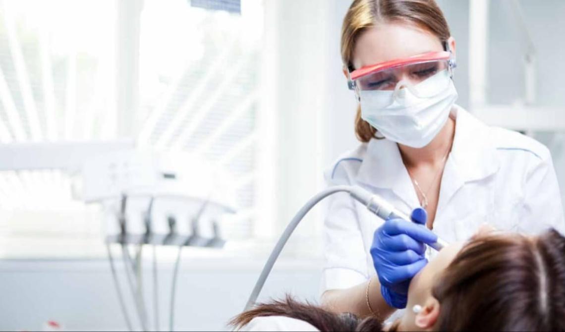 La crisi economica morde i denti: 6 italiani su 10 rinunciano alle cure odontoiatriche 