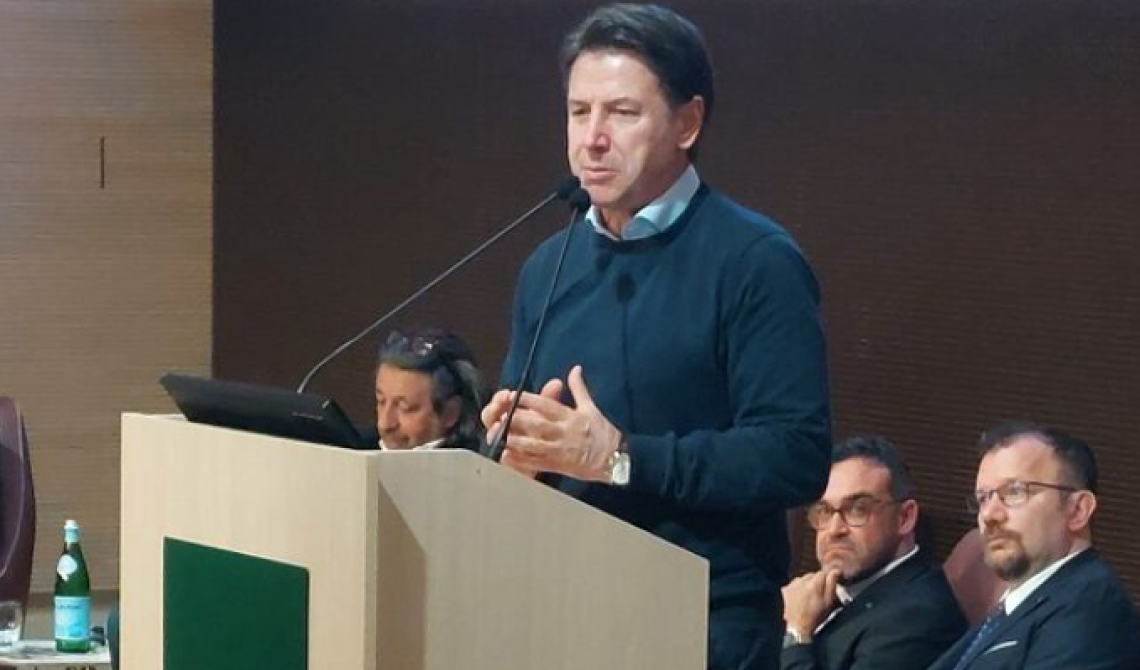 Conte a Matera e Potenza: «Abbiamo creato sviluppo senza fabbricare bombe e armi che ci portano alla guerra nucleare»