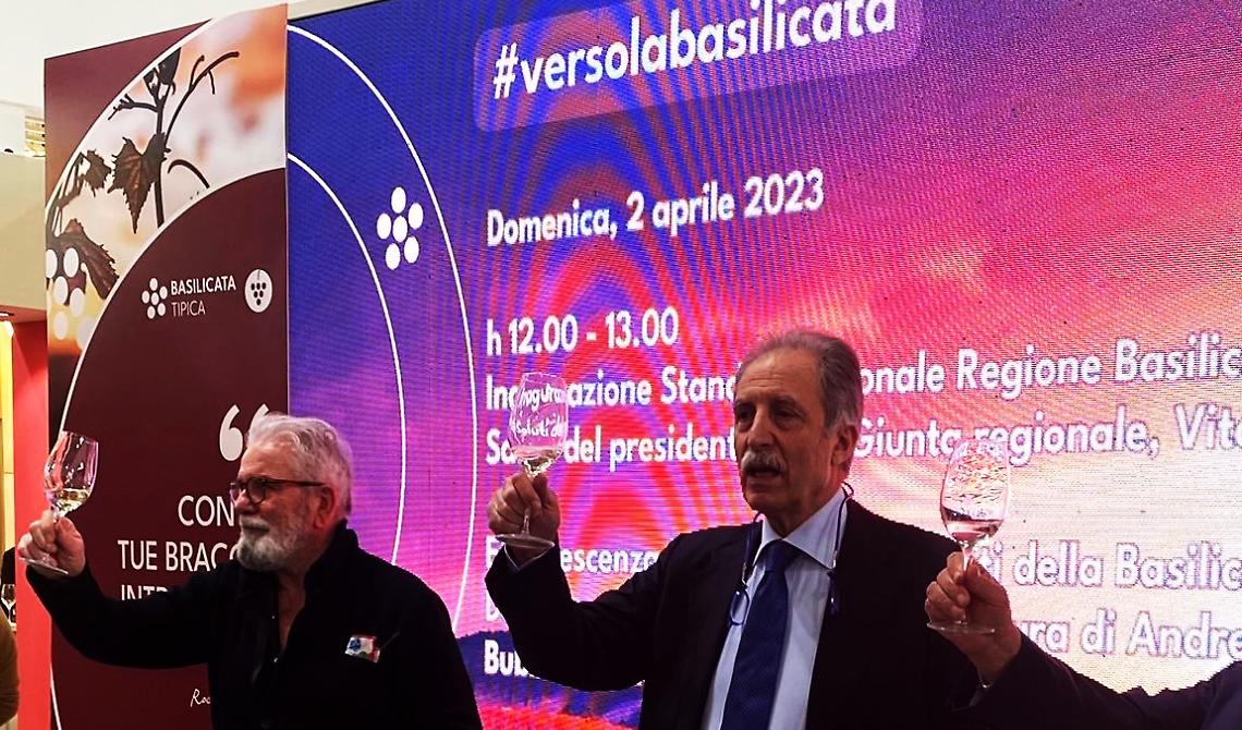 Vinitaly di Verona, il governatore Bardi taglia il nastro dello stand lucano e rinnova l'impegno a sostegno del comparto 