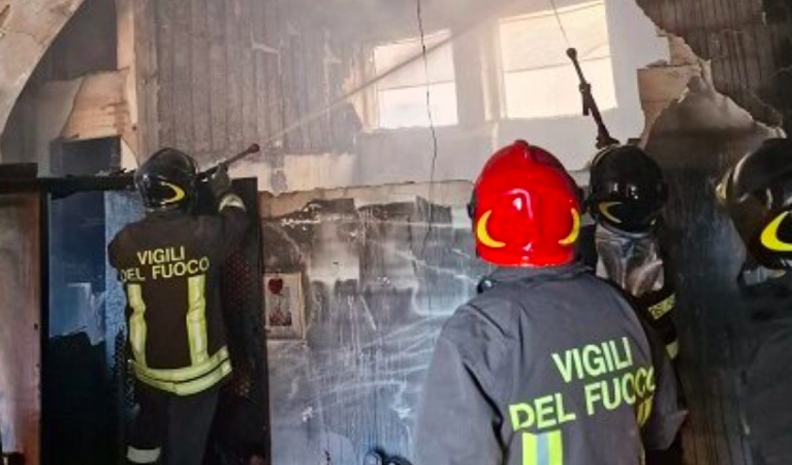 A Tursi brucia un'abitazione: tre evacuati