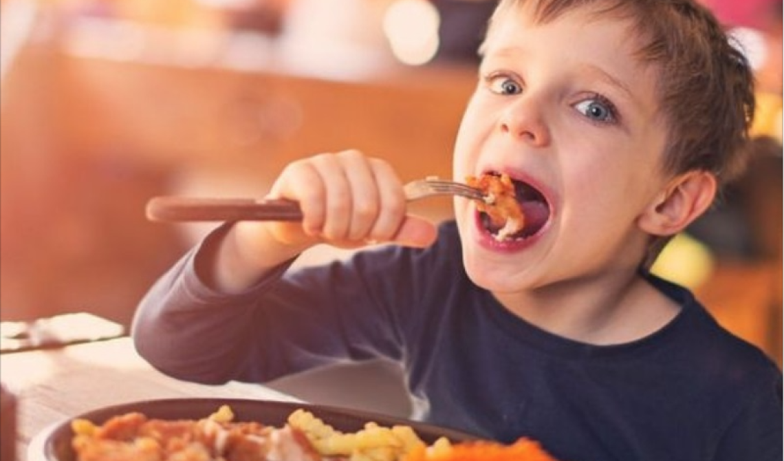Cosa mangiano i bambini nei ristoranti e fast-food?