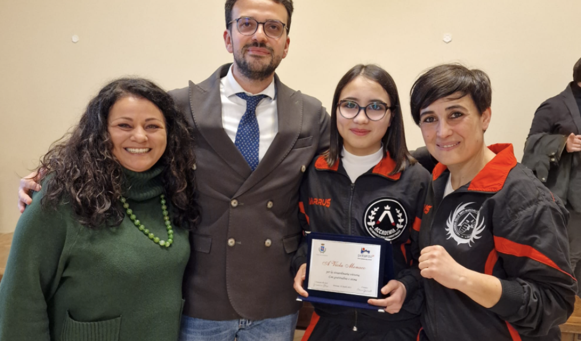 Potenza, squadra di basket femminile under 13 e campionessa italiana di kick boxing premiate in Comune 