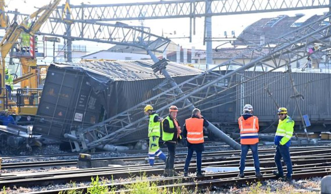 Il deragliamento del treno merci a Firenze manda l'Italia fuori binario