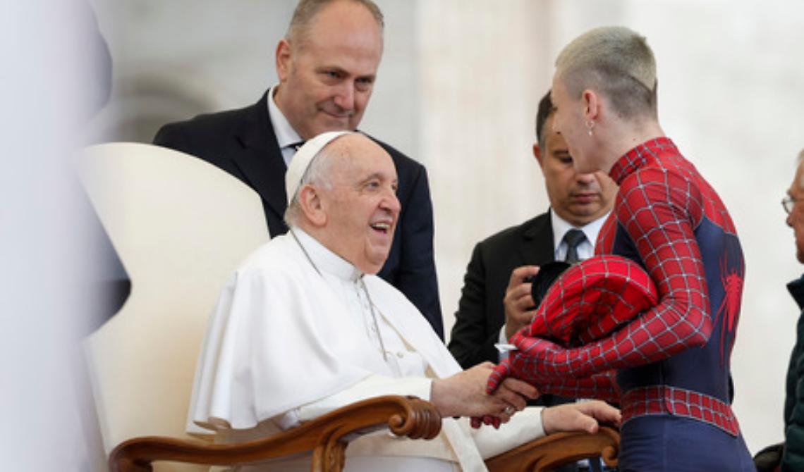 Incontro ravvicinato tra Papa Francesco e lo Spiderman 19enne di Carapelle, Francesco Tarantino