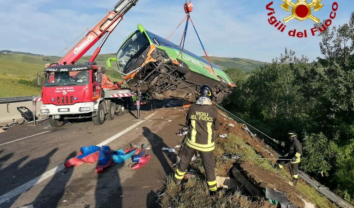 «Stavamo tutti dormendo, poi il botto prima di finire nella scarpata».  La testimonianza di un giovane di Lecce sul Flixbus precipitato a Vallesaccarda