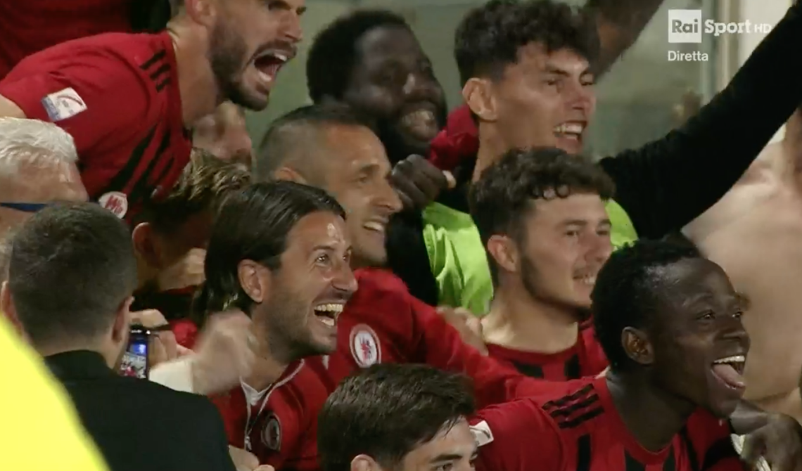Il Foggia fa la partita e la vittoria col Pescara è di rigore: la sfida finale dei play off sarà con il Lecco. I rossoneri vogliono la B