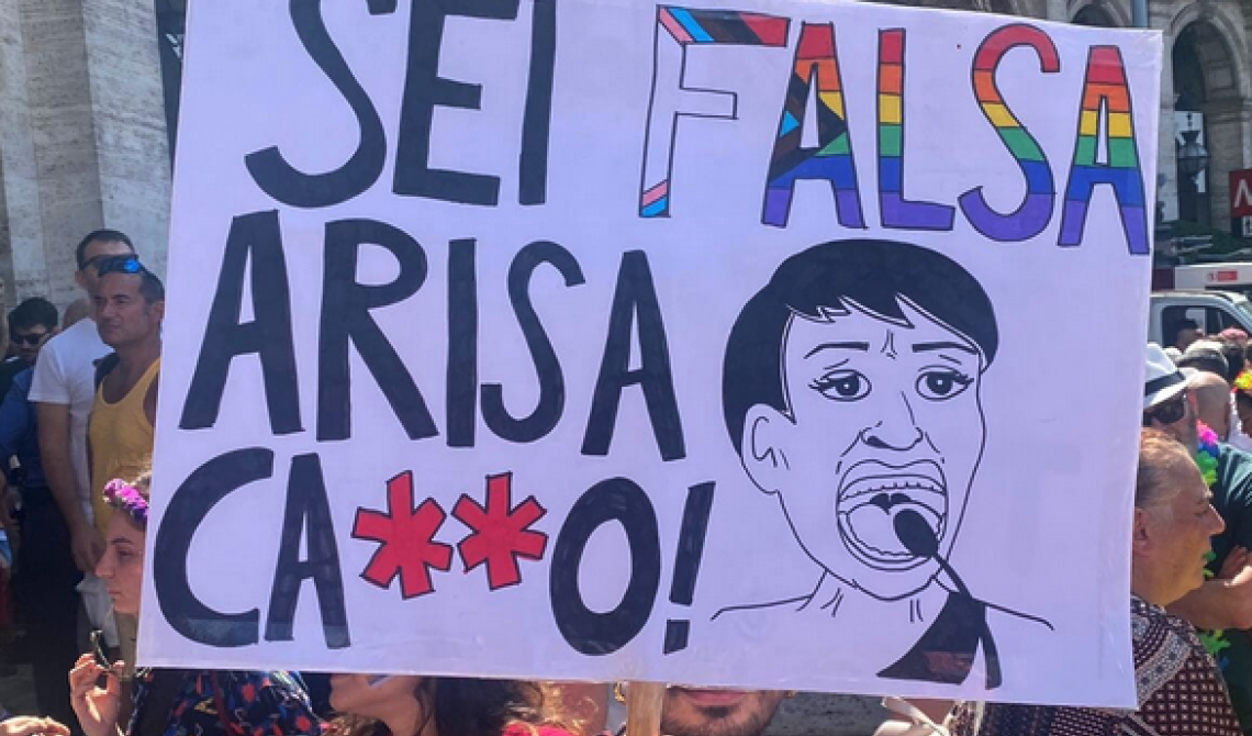 Da madrina degli amori a contestata simpatizzante di Giorgia Meloni, Arisa in polemica con il mondo Legbt fa il dito medio alla collega Paola Iezzi: «Ah bella, hai quasi 50 anni e ancora non hai impar