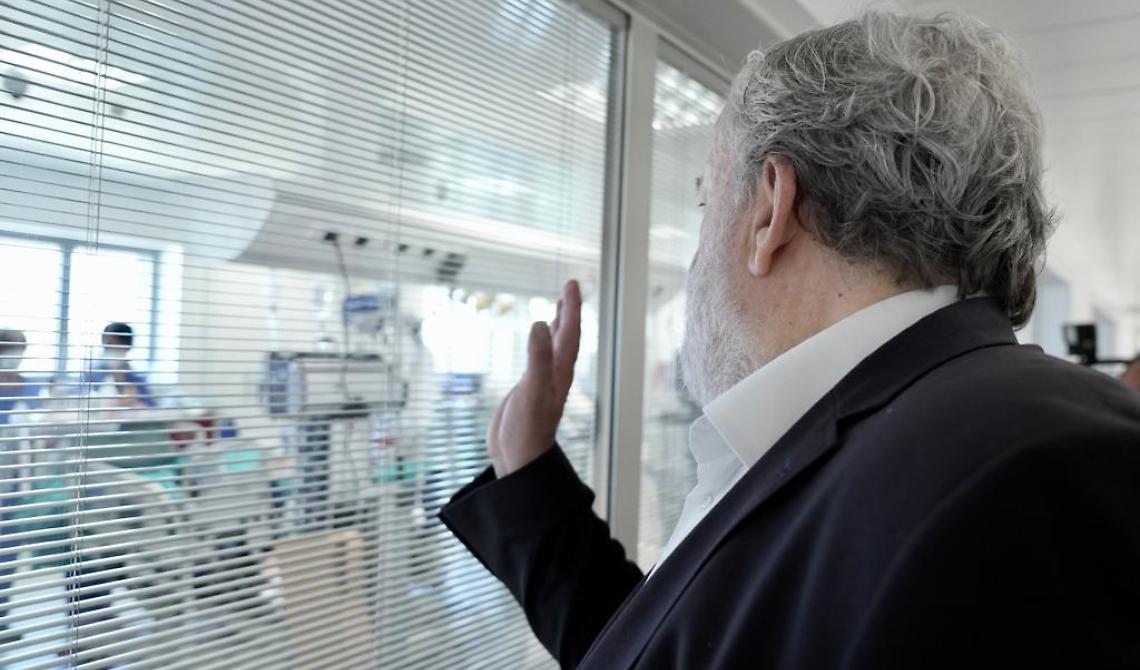 L'idea malsana di Emiliano: assumere medici "a sportello", senza concorsi. I sindacati: "un'autostrada per i favoritismi"
