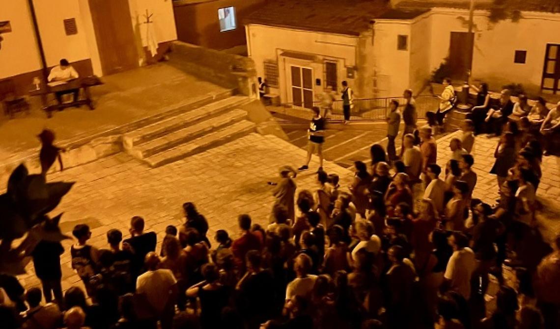 Grande successa a Salandra per l’opera teatrale itinerante “La masciara dei Calanchi” 