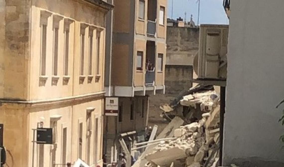 Matera: crolla una palazzina disabitata, tragedia sfiorata e solo tanta paura 