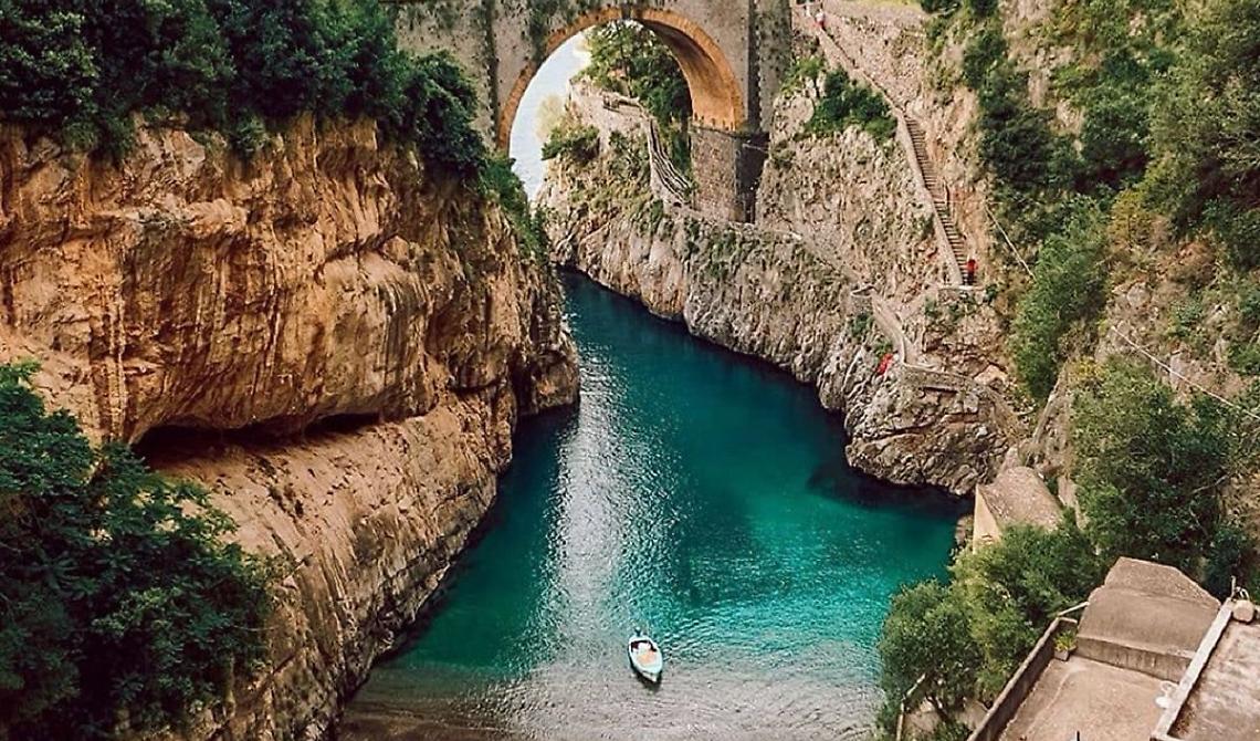 Viaggio lungo go le coste della Campania e della Grande Lucania e del loro sogno del mare d'inverno. Furore 
