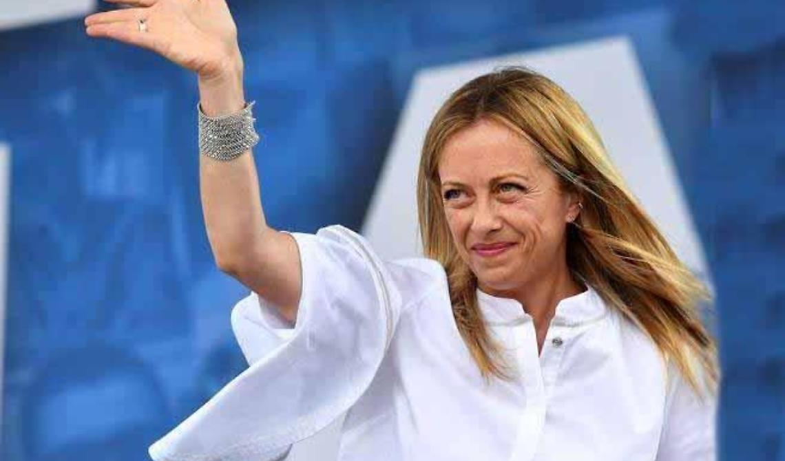 Giorgia Meloni sceglie la Puglia per le vacanze e si porta dietro mezza maggioranza